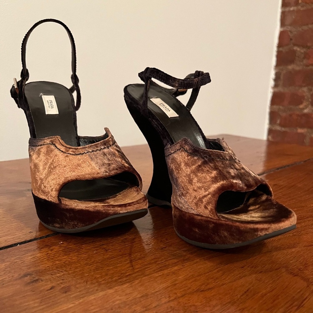 (IT 37) Fab velvet Prada wedge heel - Picture 6 of 8